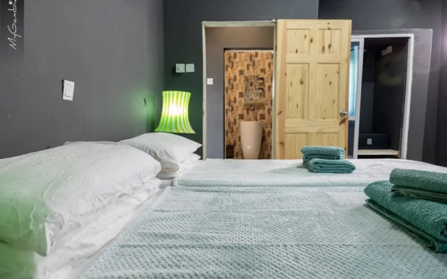 Lovely 13-bed Complex on Cape Point Beach, Bakau - Bojang River Lodge