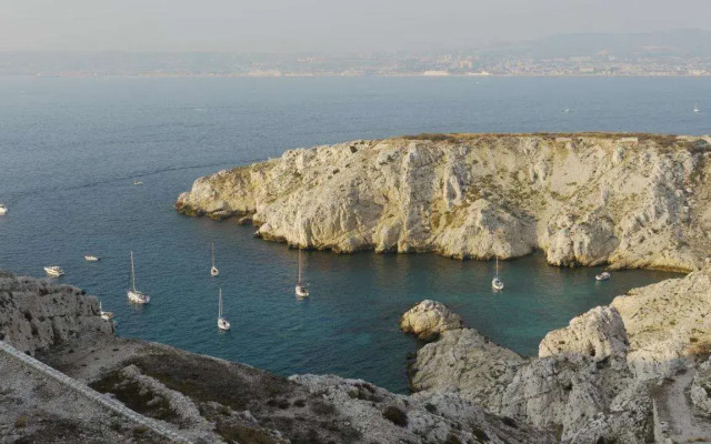 Les pieds dans l'eau sur l'Ile du Frioul