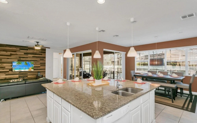 6BR Luxury Home w Private Pool BBQ