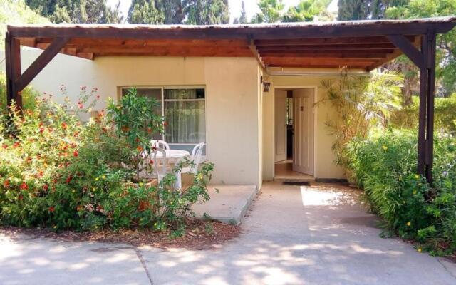 Kibbutz Tiratzvi - Country Lodging