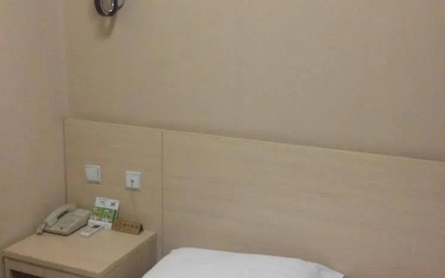 Super 8 Hotel Jinan Railway Station Square