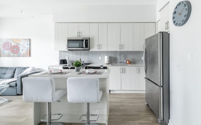 Bright and Spacious 1BR Condo w Large Balcony