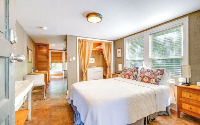 4 Mi to Dtwn: Pet-friendly Austin Studio