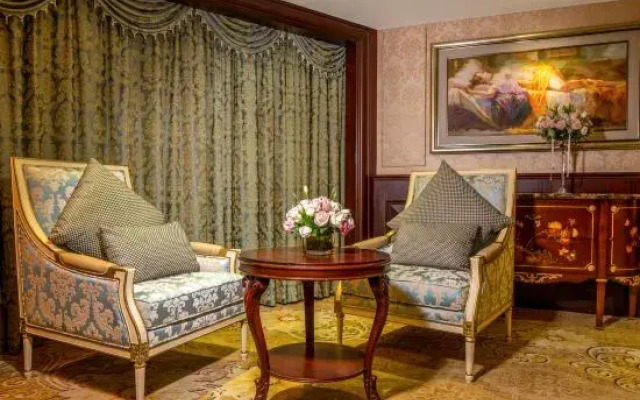 La Palazzo Hotel