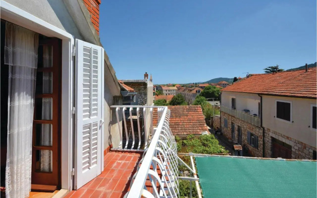 Three-Bedroom Apartment with a Fireplace in Stari Grad