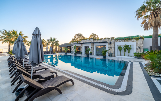 Moyo Beach Hotel