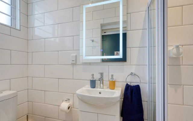 Hampton Collection - Charming 5 Sleeper Apartment with Pool