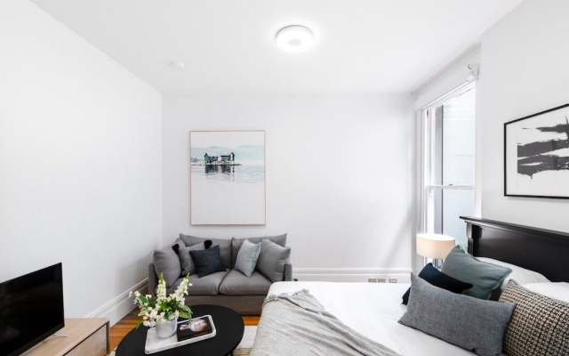 Renovated Studio in Bohemian Area Close to City – Guest Rooms – Sydney