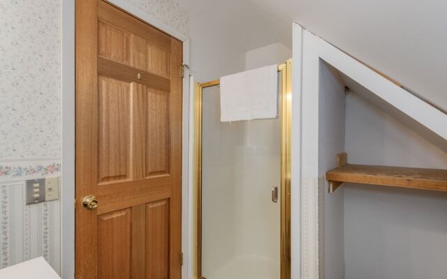 Family Cabin 5 Bedroom Home by NW Comfy Cabins