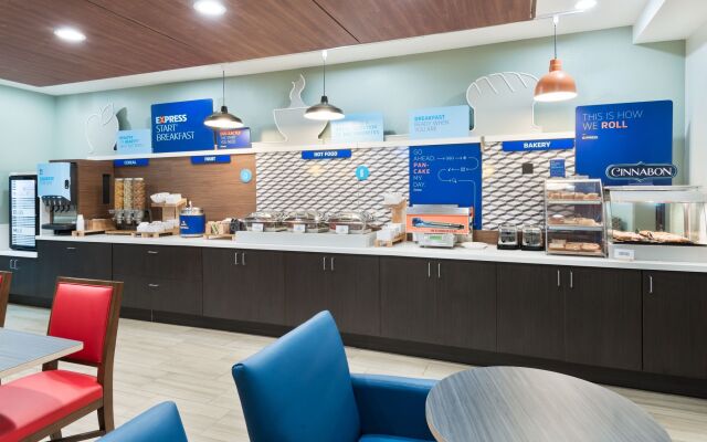 Holiday Inn Express & Suites Columbus Airport East by IHG