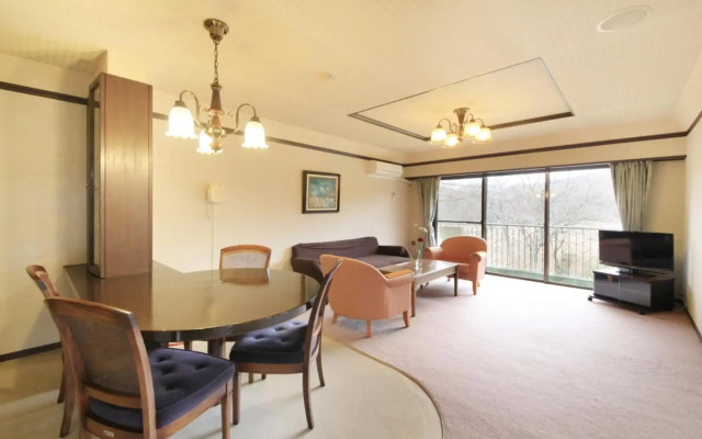 Izu Ippeki lake lakeside terrace