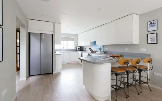 Stylish 4 Bed Home Close to Beach