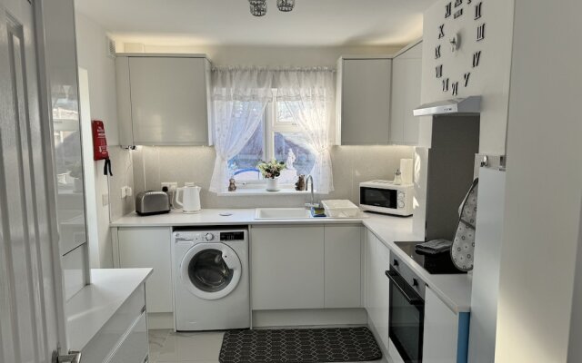 Modern 3-bed Hideaway Near Westgate With Parking