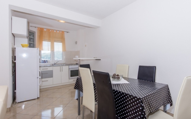 Apartment Slavica - 70 m from the beach : Lero2 Okrug Gornji, Island Ciovo
