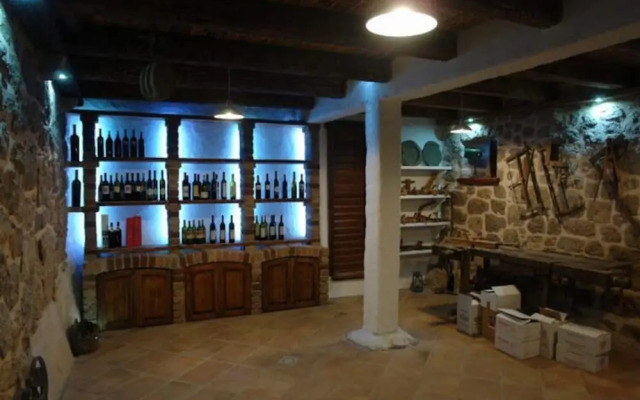 House Rilovic - Two Bedroom House With Swimming Pool and Jacuzzi