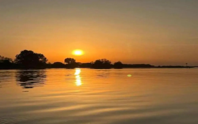 Tranquil Lakeside Stay for 4 Guests