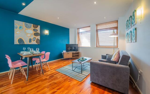Stylish Central Reading Apartment with Free Parking