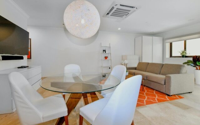 Amazing 1BR 2BA Condo Great Location w Pool GYM