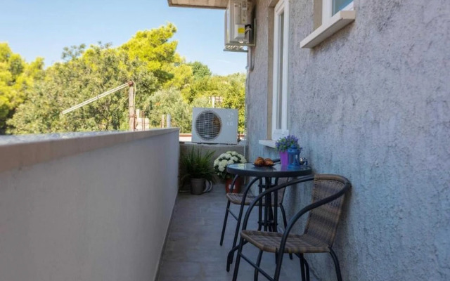 Apartment IV & LA