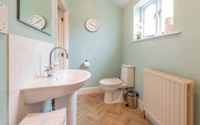 Spacious House - 2 Double Rooms - Street Parking - Garden