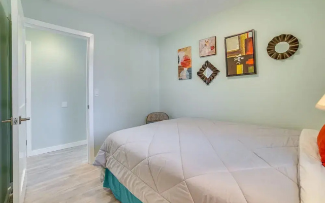 Bellevue Abode: Balcony, 13 Mi to Downtown Seattle