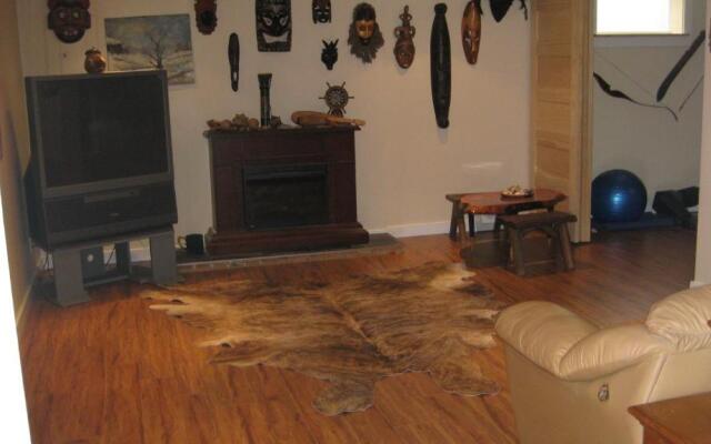 Surrey chic 2 bdrm basement unit
