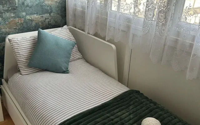 Smethwick - House - Sleeps 8 - Parking