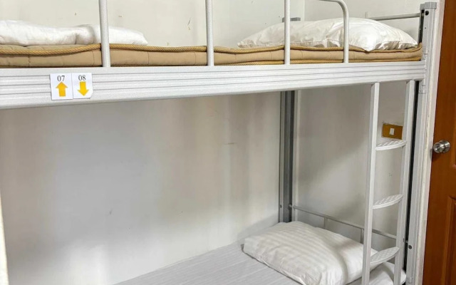 OYO 75577 Palace Hostel