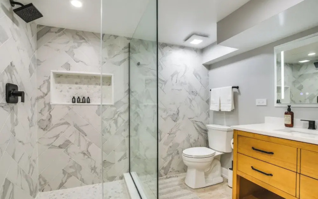 Stylish Chicago Retreat: Walk to Loyola University