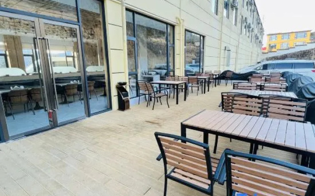 Elong Hotel (Shangri-La Dukezong Ancient City Railway Station)