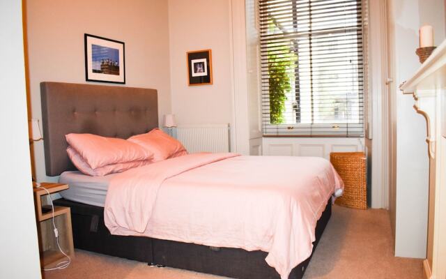 Beautifully Furnished 2 Bedroom Seafront Flat With Large Garden