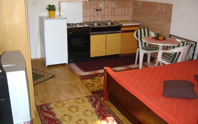 Studio apartment Lado - 230 m from sea: SA1 Muline, Island Ugljan