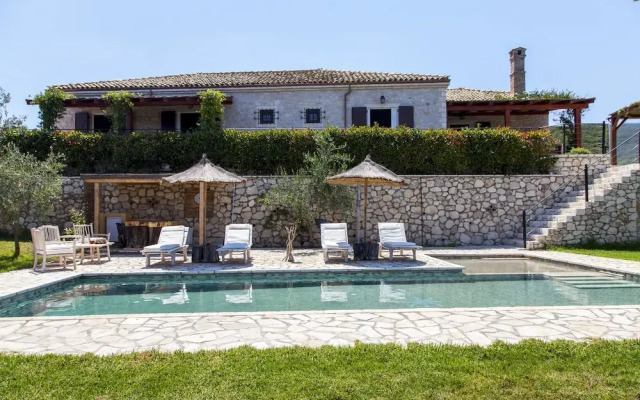 Stunning 8-bed Villa in Marmaro With Amazing View