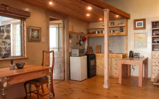 Quirky Eco-Friendly Artist Studio (Sea Views)