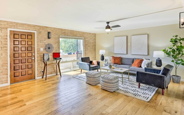 Stunning Old Town Condo: Pool & Sunset Views!