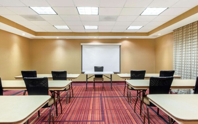 La Quinta Inn & Suites Raleigh Cary