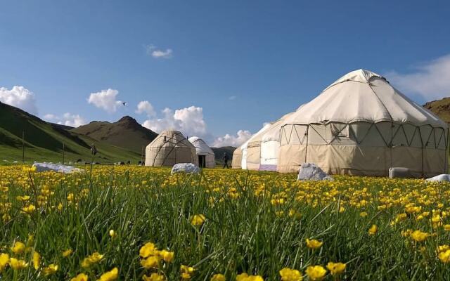 Юртовый лагерь Azamat на озере Сонкёль