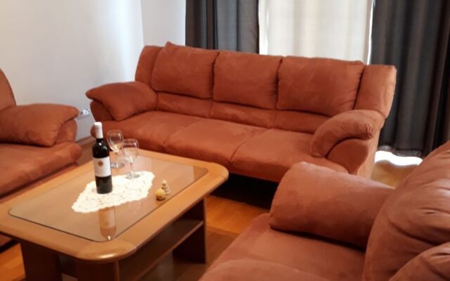 Apartment Zdravko - with parking : A1 Omis, Riviera Omis
