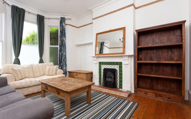 2 Bedroom Flat In Earlsfield