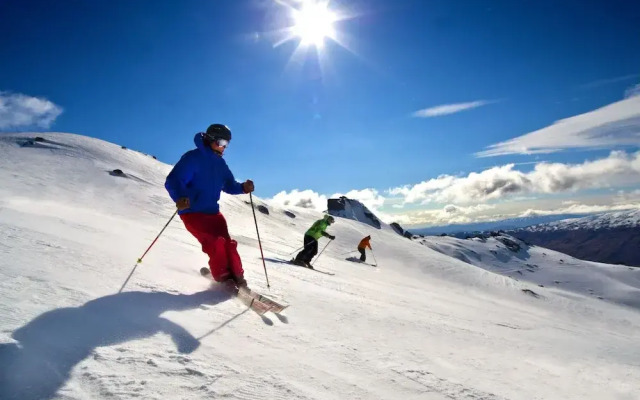 Farrant Drive - Sleeps 8 - Lake & Mountain Views - Modern & Stylish