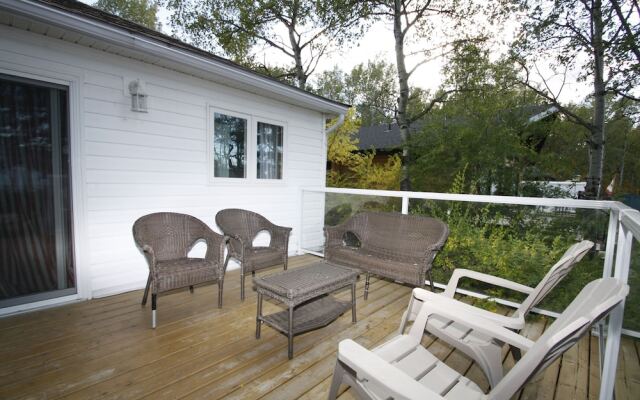 Lakefront Cottage in Manitou Beach