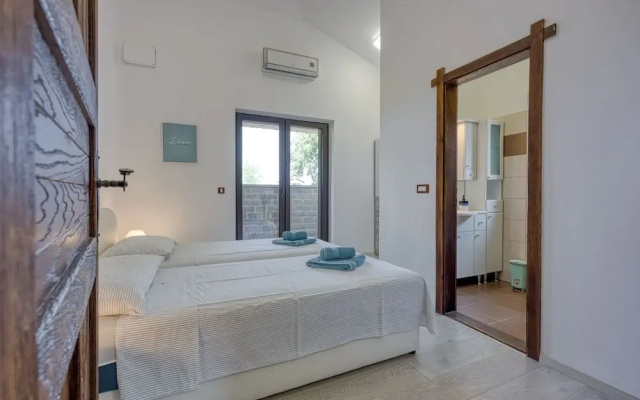 Villa Kristina With Pool