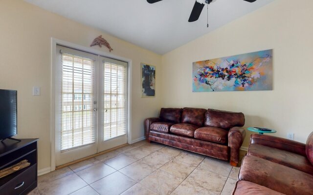 3b/2b w/ Pool & Tennis Court, Sleeps 6