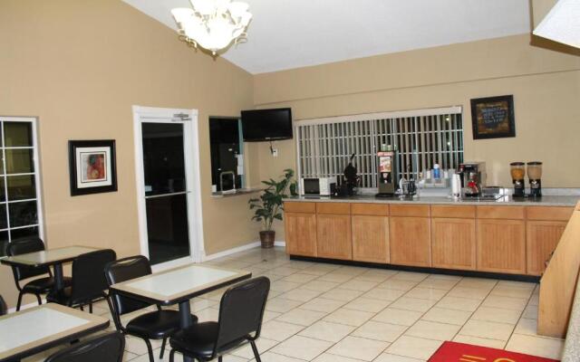 Continental Inn & Suites Nacogdoches TX / SFA  University/Downtown