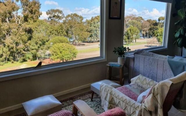 Scenic Villa-Second Storey