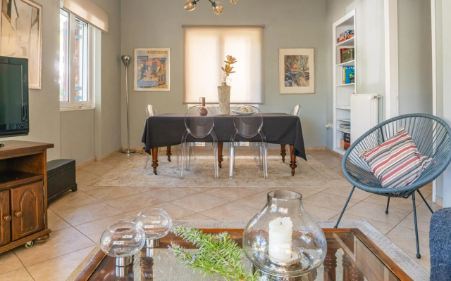Bright 2bd apt, garden view & parking - Glyfada
