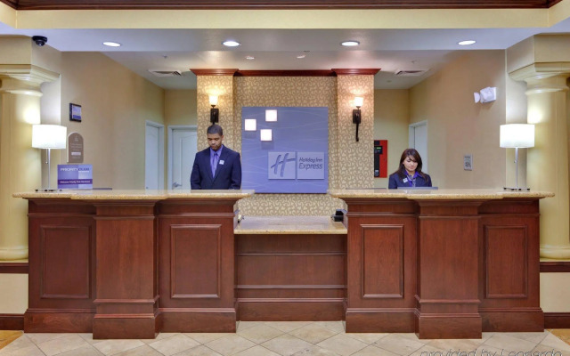 Holiday Inn Express & Suites Corona by IHG