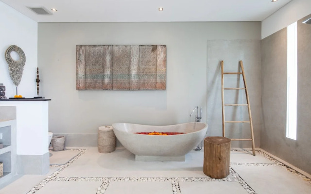 Captivating Villa Walk to the Beach
