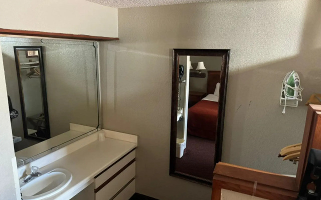 Rodeway Inn & Suites South of Fiesta Park