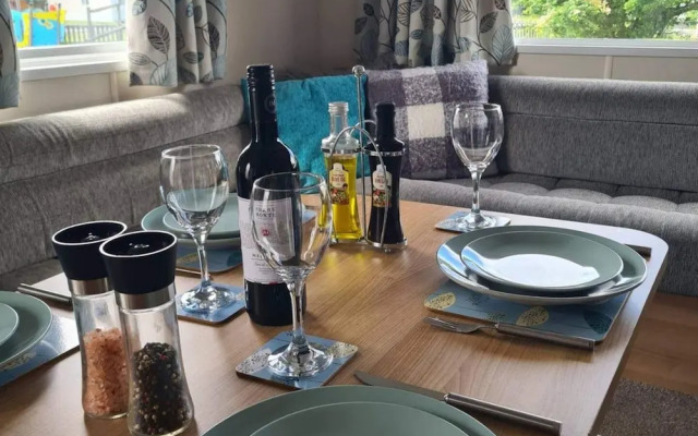 2 Bed Lodge - Sleeps 5 - Parking - Pets - Wifi